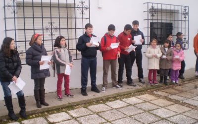 Los niños y niñas del aula divertida celebran el día de la Paz