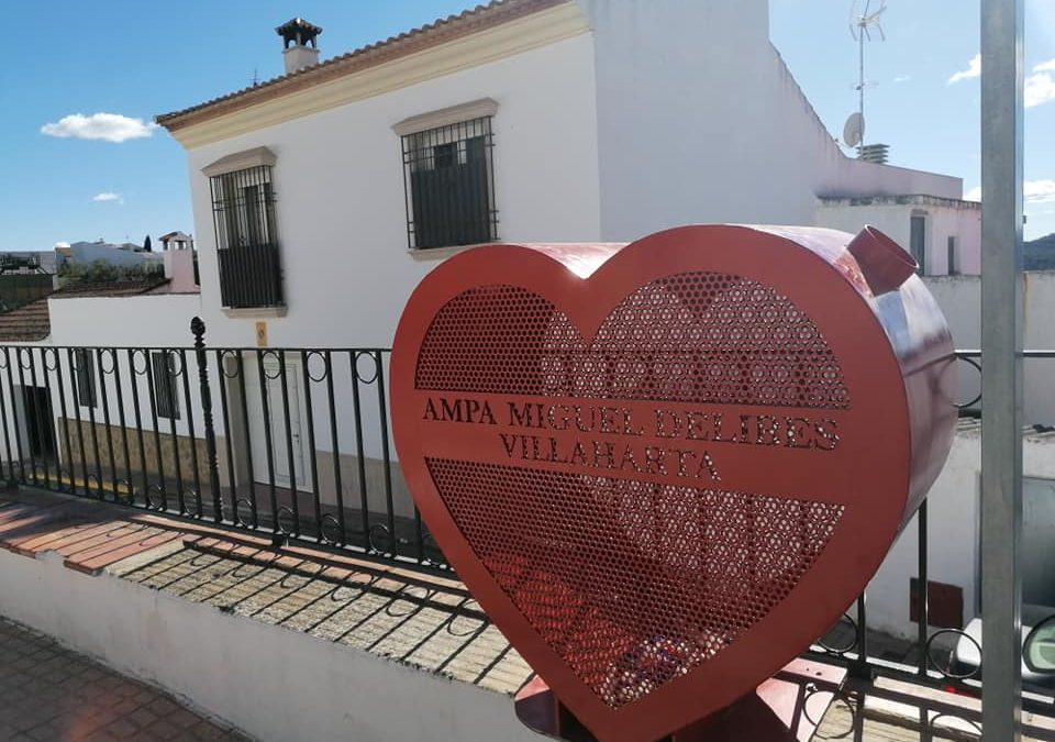 EL AMPA INSTALA UN «CORAZÓN SOLIDARIO» PARA RECOGER TAPONES DE PLÁSTICO